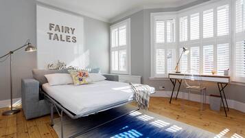 3 bedrooms, desk, WiFi, bed sheets