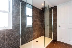 Baignoire, sèche-cheveux, serviettes fournies