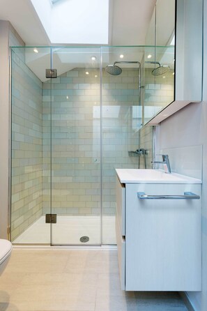 Shower, hair dryer, towels - A Kensington Mews, by Veeve (London)