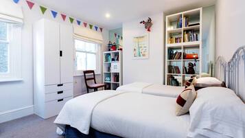 3 bedrooms, desk, WiFi, bed sheets