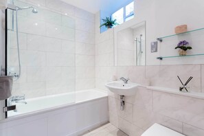 Bathtub, free toiletries, hair dryer, towels