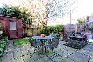 Outdoor dining - Village Beauty, by Veeve (London)