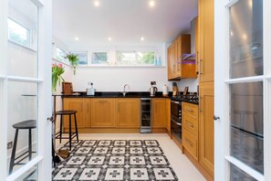 Fridge, microwave, oven, stovetop - Village Beauty, by Veeve (London)