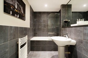 Badewanne, Haartrockner, Handtücher
