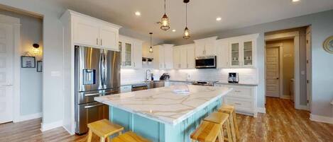 Refrigerador, microondas, horno y parrilla de estufa