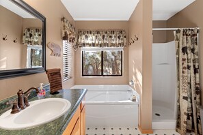 Dusche, Whirlpool, Haartrockner, Handtücher