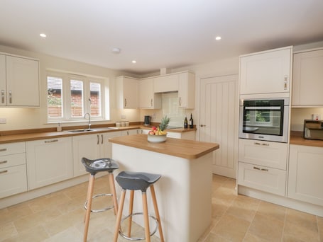 Cottage | Private kitchen | Fridge, dishwasher, electric kettle, toaster