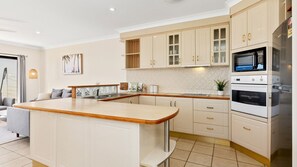 Microwave, oven, dishwasher, cookware/dishes/utensils - Luna Sea Kingscliff with Ocean Glimpses (KINGSCLIFF)