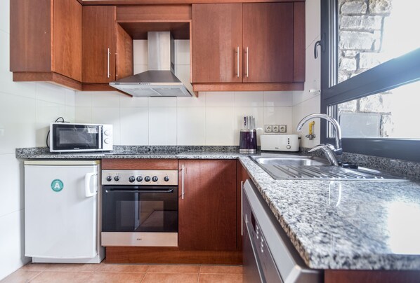 Fridge, microwave, stovetop, coffee/tea maker