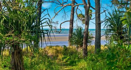 Sandy Feet Retreat - Waterfront - 4BR - Smart TV - WiFi