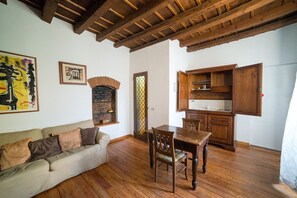 Departamento Deluxe, 1 habitación | Área de sala de estar | Smart TV de 32 pulgadas con canales por cable y televisión 