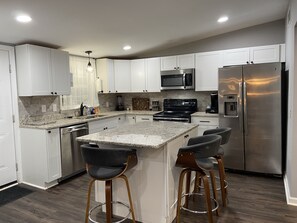 Fridge, microwave, oven, stovetop - Vaulted Ceilings & Accent Windows--1 mile from CU (Clemson)