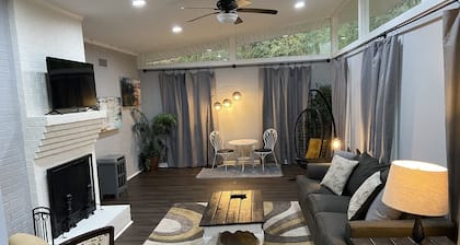 Vaulted Ceilings & Accent Windows--1 mile from CU