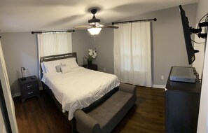 2 bedrooms, desk, iron/ironing board, free WiFi - Vaulted Ceilings & Accent Windows--1 mile from CU (Clemson)