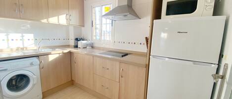 Een koelkast, een magnetron, een kookplaat