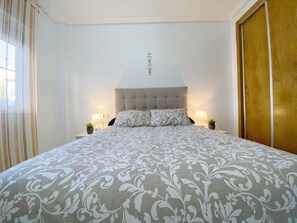 2 slaapkamers, een strijkplank/strijkijzer, gratis wifi, beddengoed