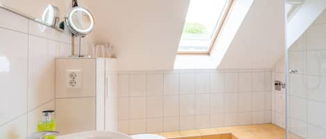 Een douche, een haardroger, handdoeken, zeep