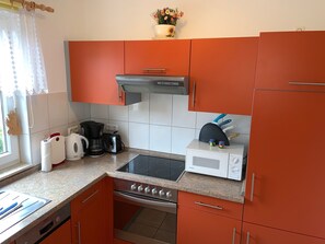 ثلاجة، ميكروويف، موقد طهي مسطح، غسالة أطباق