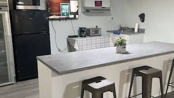 Kühlschrank, Mikrowelle, Ofen, Wasserkocher mit Kaffee-/Teezubehör