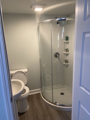 Dusj, hårføner, håndklær og såpe