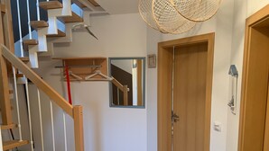 Eine Treppe mit hölzernen Geländern und einem an der Wand befestigten Spiegel.