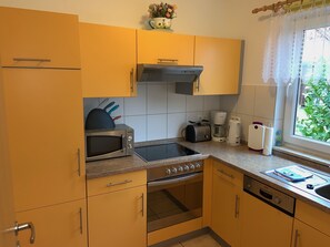 KĂŒhlschrank, Mikrowelle, GeschirrspĂŒler