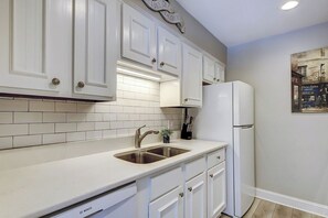 Kühlschrank, Mikrowelle, Herdplatte, Geschirrspüler