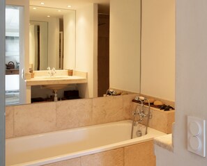 Badekar, hårtørrer, håndklæder, Toiletpapir