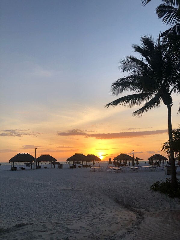 Playa en los alrededores, camastros y toallas de playa 