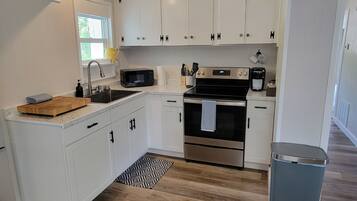 Een koelkast, een magnetron, een oven, een kookplaat