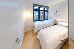 3 chambres, coffres-forts dans les chambres, bureau