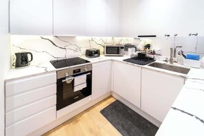 Fridge, microwave, oven, stovetop - Modern duplex in Ealing Common (London)