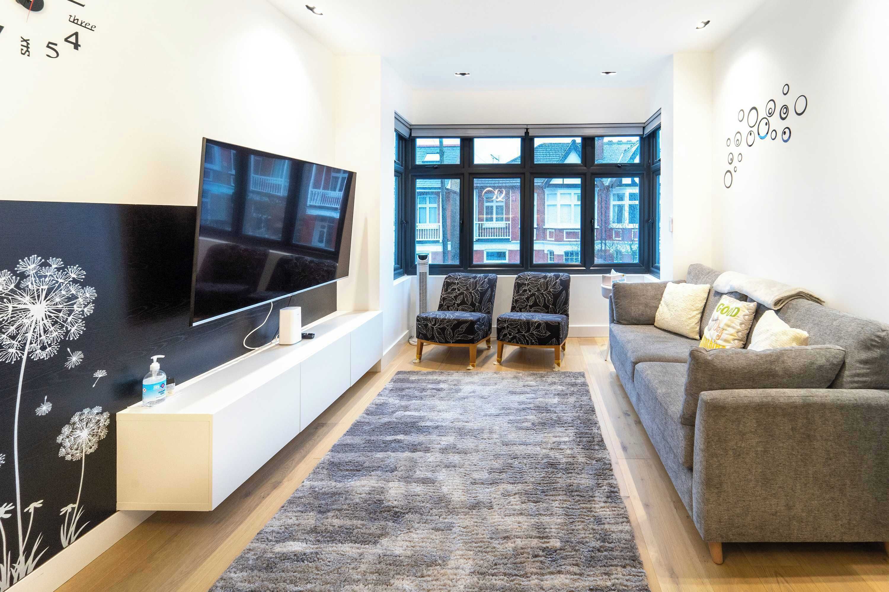 Smart-tv, böcker, en stereo och kontor