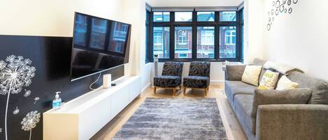 Smart TV, libros, estéreo, oficina