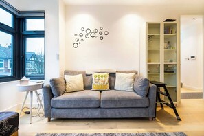 TV connectée, livres, chaîne hi-fi