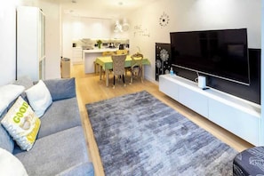 Smart-TV, Bücher, Stereoanlage, Arbeitsbereiche