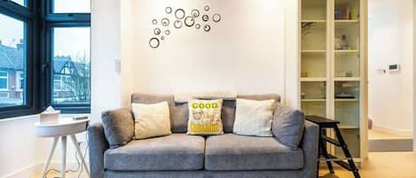 Smart TV, books, stereo, offices