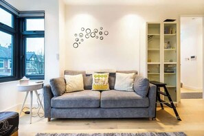 Smart TV, books, stereo, offices