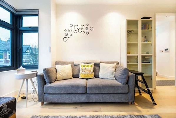 Smart TV, books, stereo, offices - Modern duplex in Ealing Common (London)