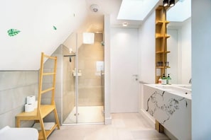 Bathtub, hair dryer, towels, soap - Modern duplex in Ealing Common (London)