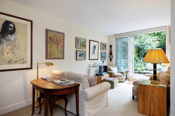 TV - Artist's Oasis, by Veeve (London)