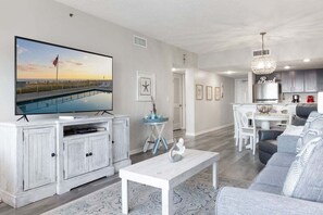 Condo, 2 habitaciones | Área de sala de estar | Televisión de pantalla plana 