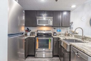 Condo, 2 habitaciones | Cocina privada | Refrigerador, horno, cafetera y tetera y tostadora 