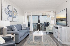 Apartamento, 2 habitaciones | Zona de estar | Una televisión de pantalla plana