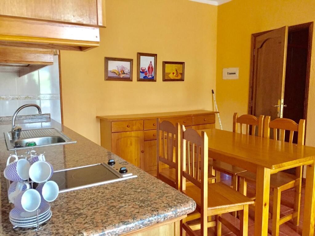 Micro-ondes, cafetière/bouilloire, bouilloire électrique, grille-pain