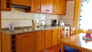 Microondas, cafetera/tetera, tetera/pava eléctrica, tostadora