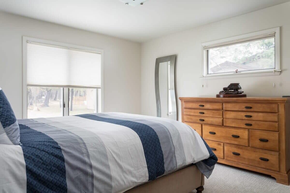 5 bedrooms, desk, iron/ironing board, WiFi