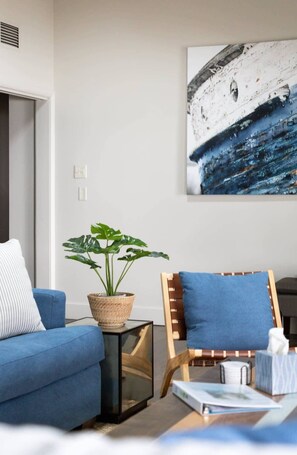 Télévision, cheminée, espaces bureaux