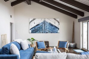 Televisión, chimenea y oficina 