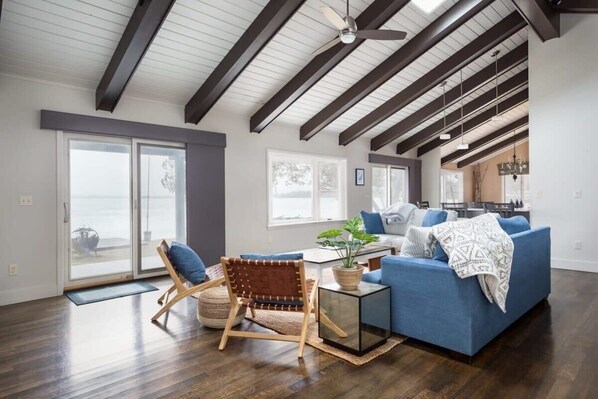 Televisión, chimenea y oficina 